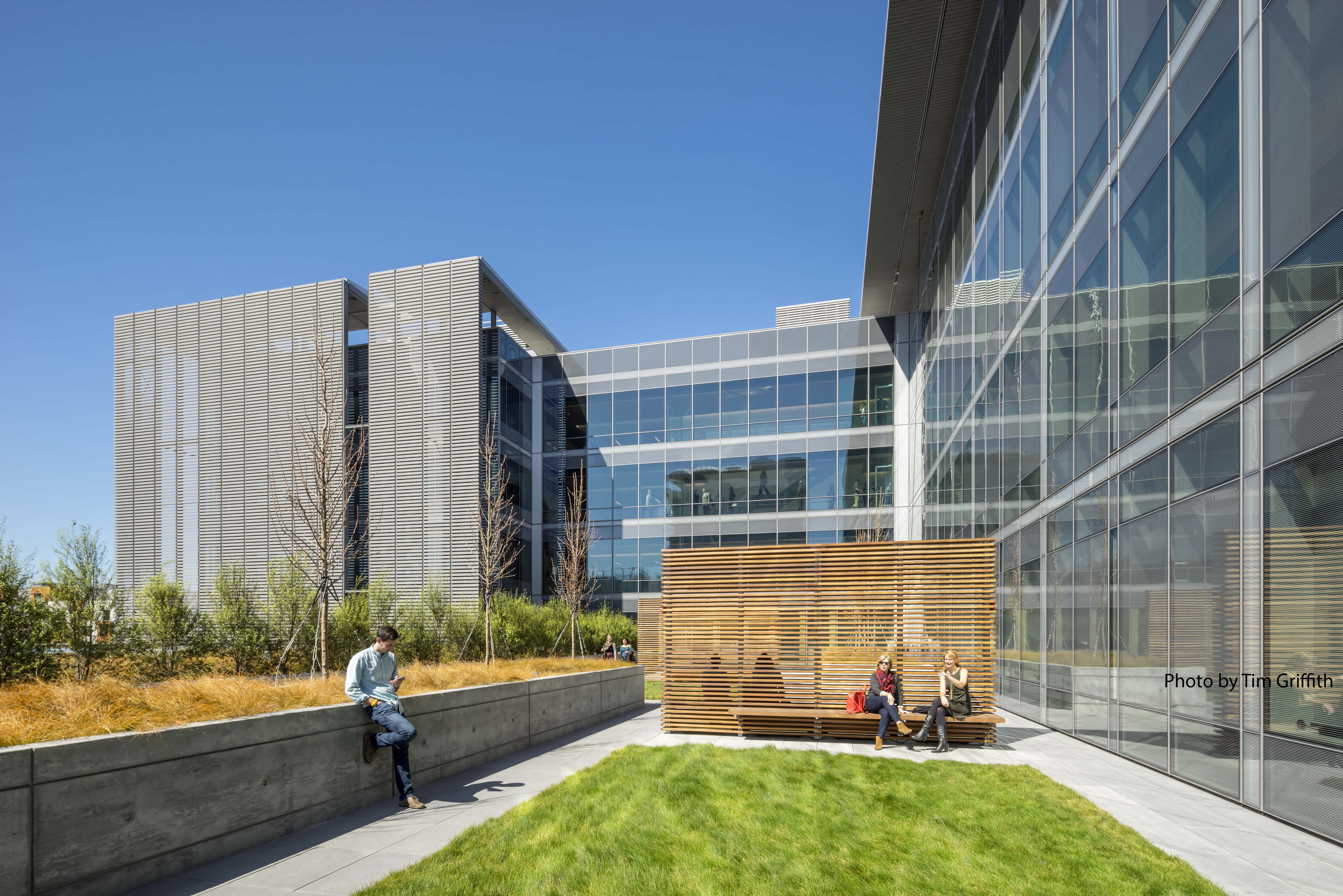 The San Francisco Public Safety Building&#039;s outdoor area.